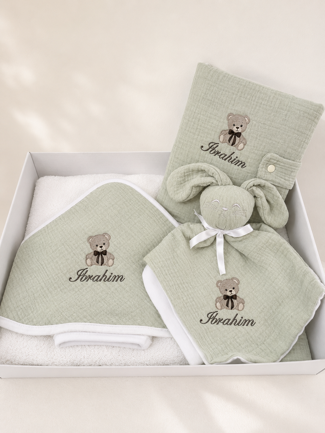 Coffret baby damour  vert en gaz de coton brodée
